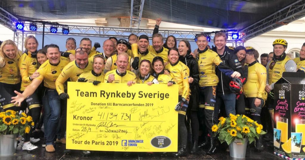 Team Rynkeby lämnar över check till Barncancerfonden