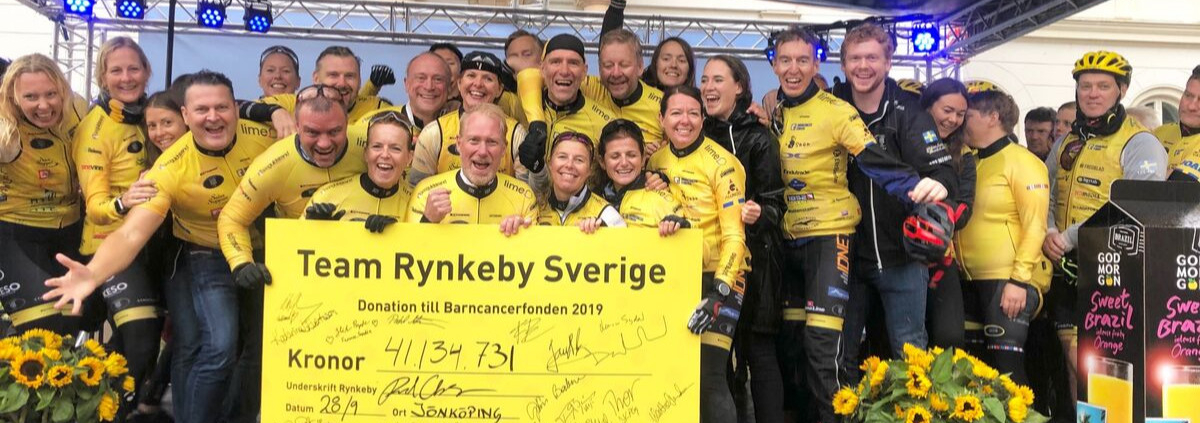 Team Rynkeby lämnar över check till Barncancerfonden