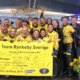 Team Rynkeby lämnar över check till Barncancerfonden