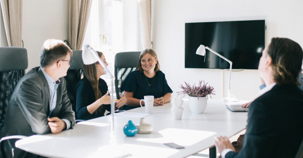 Medarbetarna diskuterar medarbetarengagemang kring runda bordet