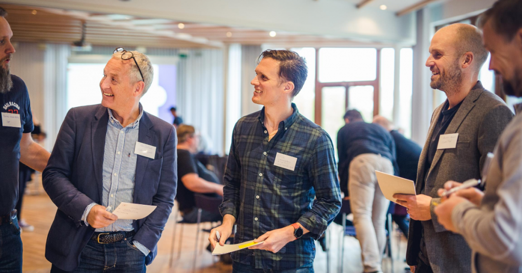 Medarbetare diskuterar personligt varumärke under workshop
