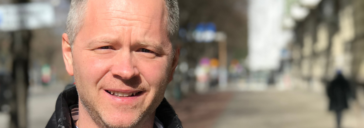 Konsultchef Tobias Lindberg står i solen på en gata i Malmö